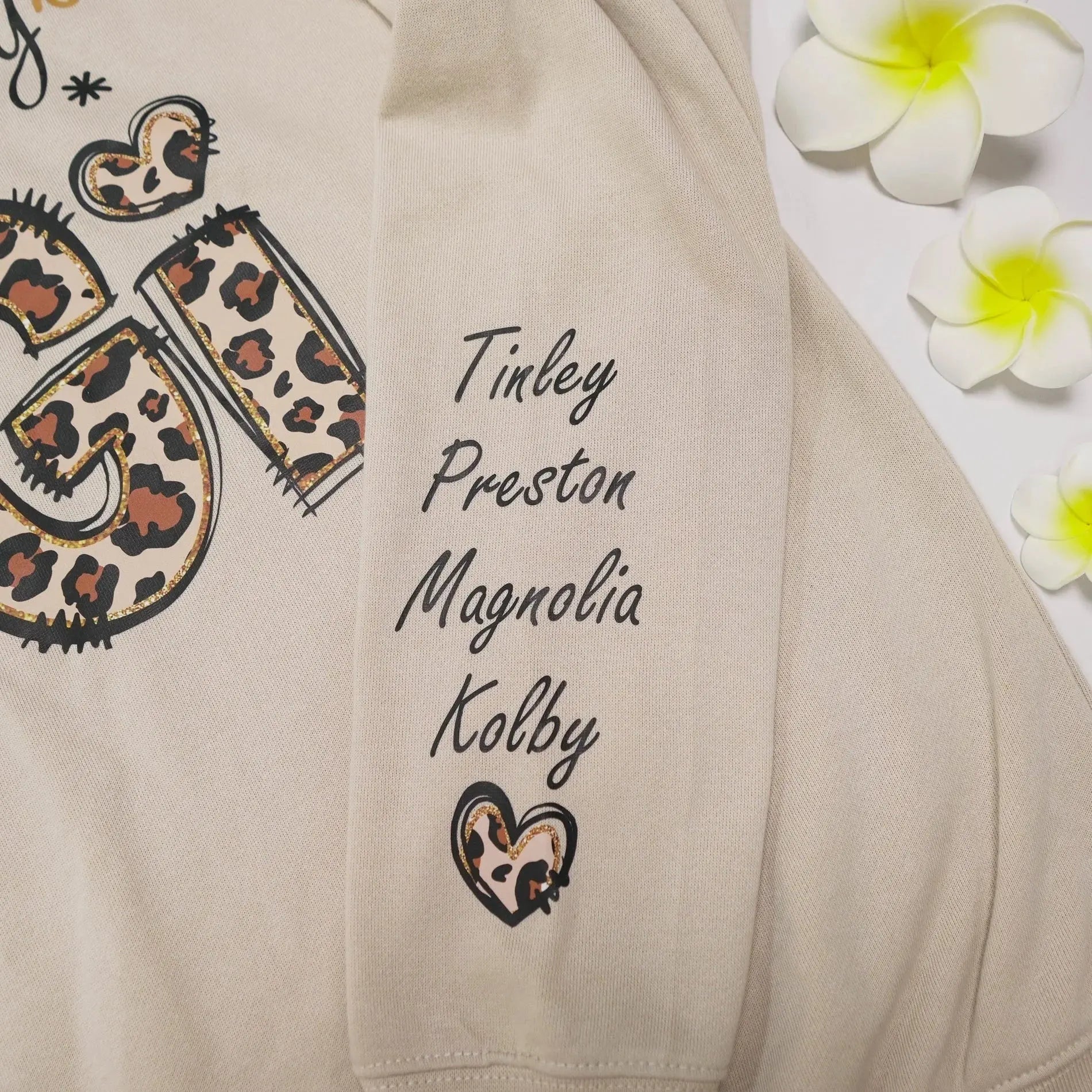 Custom Grandma Leopard Sweatshirt – Personalized I Love Being Gigi with Grandchildren’s Names Hoodie, Ideal Christmas Gift Printing Joy