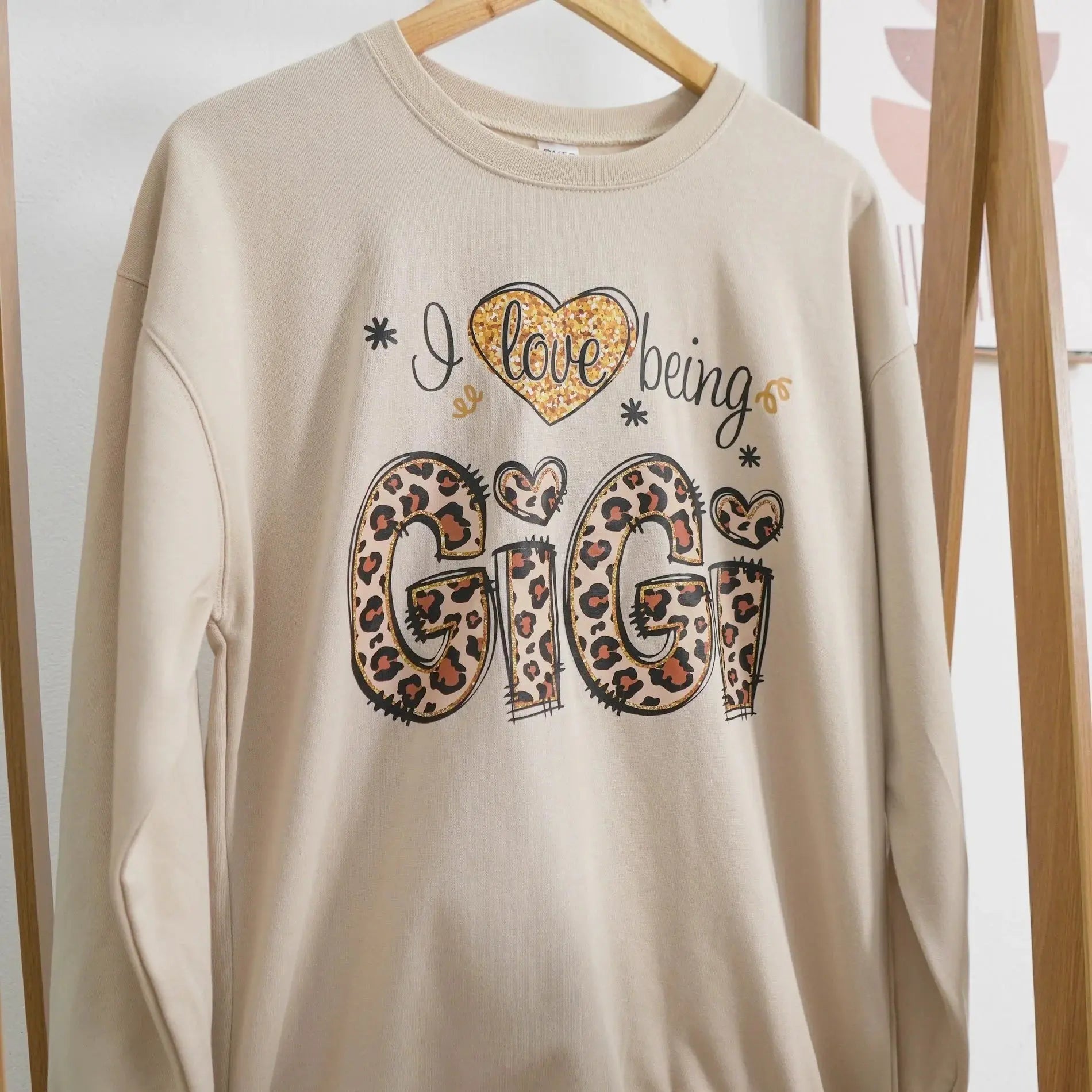 Custom Grandma Leopard Sweatshirt – Personalized I Love Being Gigi with Grandchildren’s Names Hoodie, Ideal Christmas Gift Printing Joy